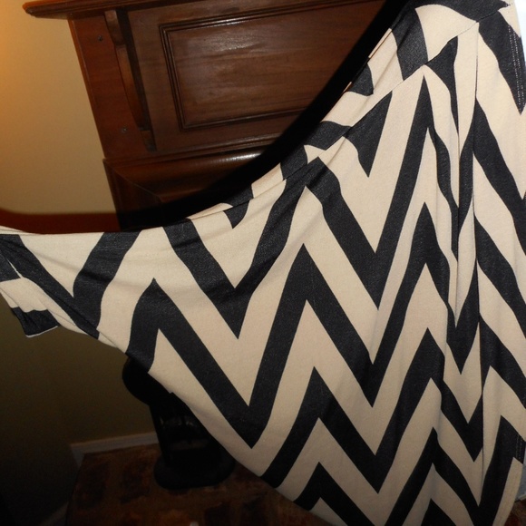 2 for $15 NWOT Black and tan zig zap kimono -Small - Picture 4 of 8